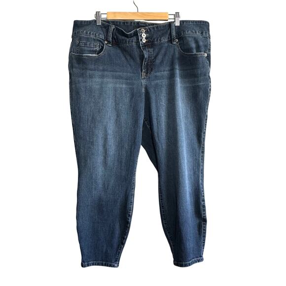 Torrid Denim Capri Jeans Size 24 NWT | Double Button Stretch Mid Rise Blue Jeans - Picture 1 of 4